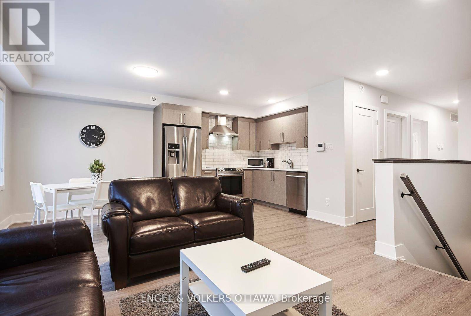 Ottawa, ON K1R5R2,569 Mcleod ST #2