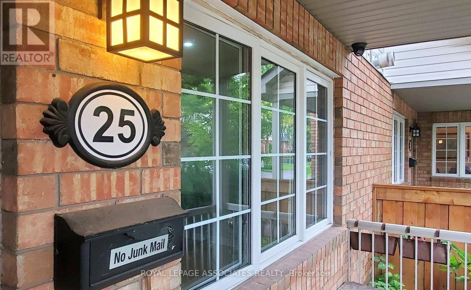 Hamilton (kirkendall), ON L8P4Z2,100 Beddoe DR #25