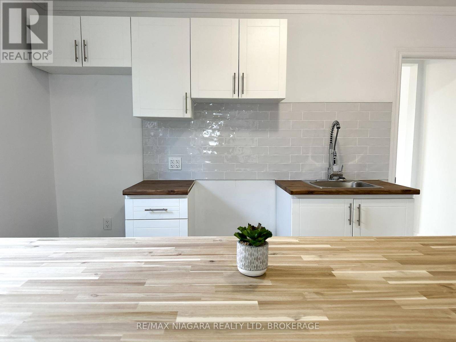 St. Catharines (western Hill), ON L2S1W8,233 PELHAM RD #UPPER