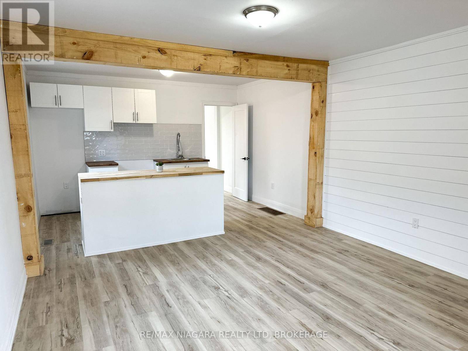 St. Catharines (western Hill), ON L2S1W8,233 PELHAM RD #UPPER