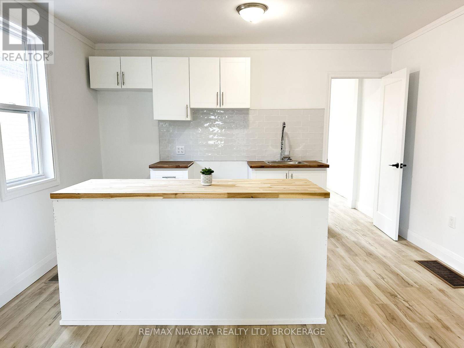 St. Catharines (western Hill), ON L2S1W8,233 PELHAM RD #UPPER