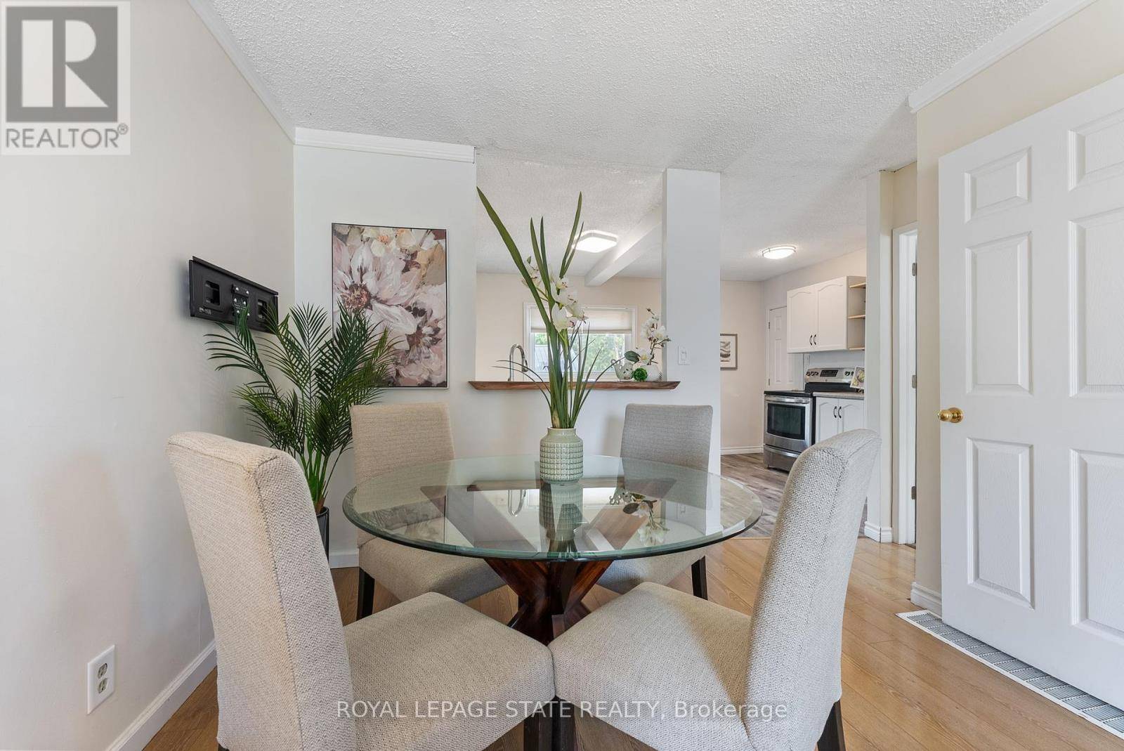 Hamilton (north End), ON L8L4X7,544 MARY STREET