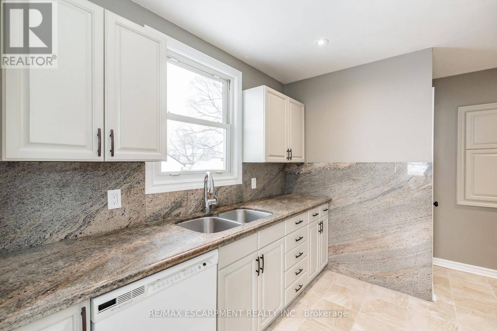 Hamilton (stoney Creek), ON L8G1M2,317 King ST East #(UPPER)
