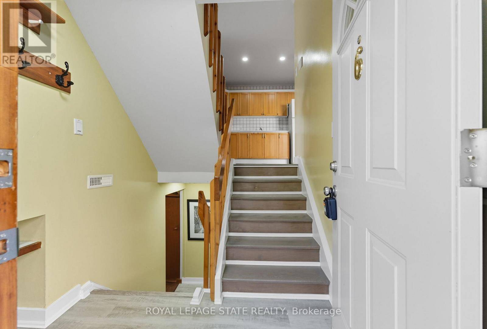 Hamilton (quinndale), ON L8W1M8,1300 Upper Ottawa ST #6