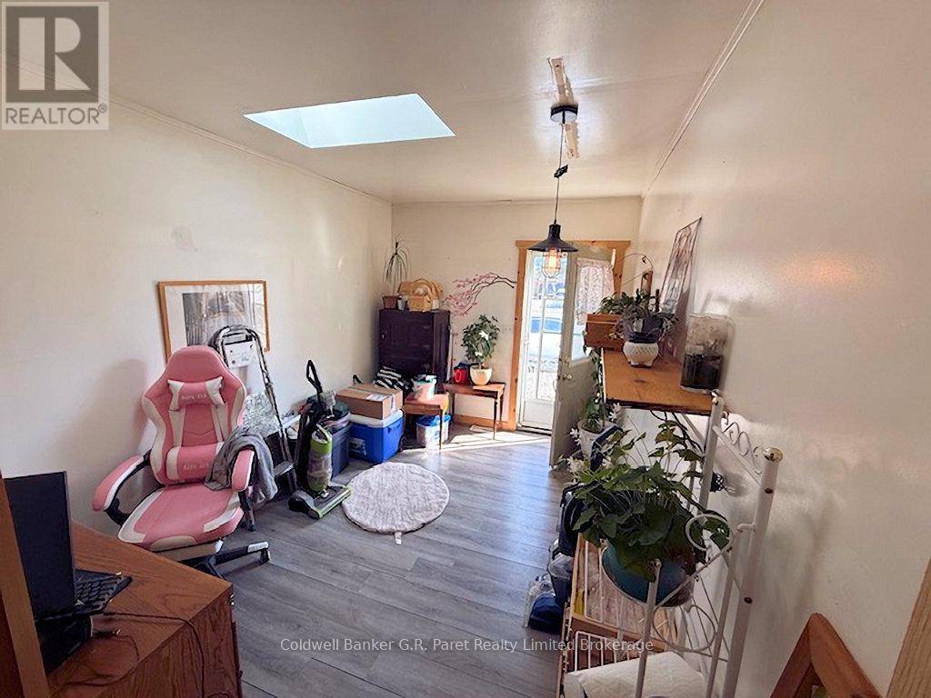 Norfolk (delhi), ON N4B1H9,197 CRYSLER STREET