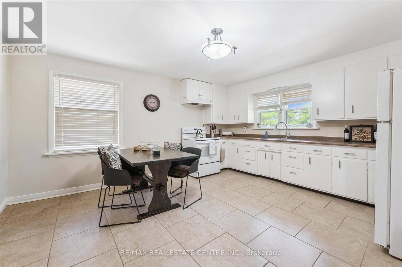 Kitchener, ON N2M1H7,115 Marlborough AVE #3