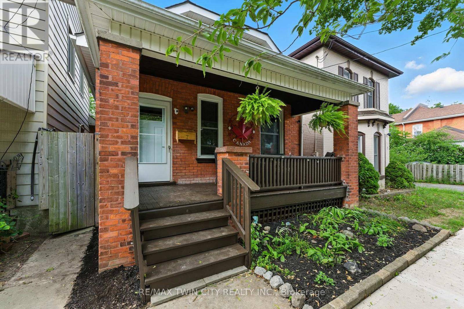 Brantford, ON N3S2J9,7 SUPERIOR STREET
