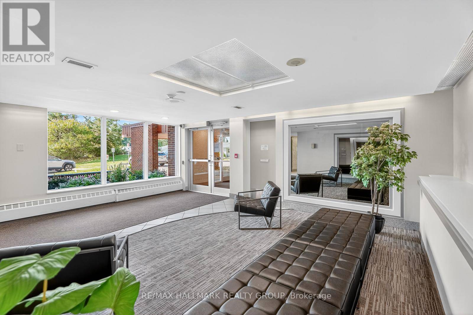 Ottawa, ON K1J8H8,915 Elmsmere RD #304