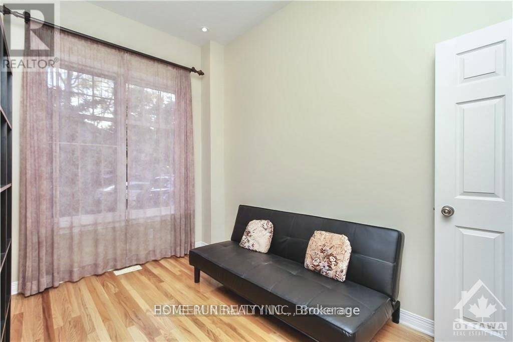 Ottawa, ON K1T4E4,517 DEVONWOOD CIRCLE