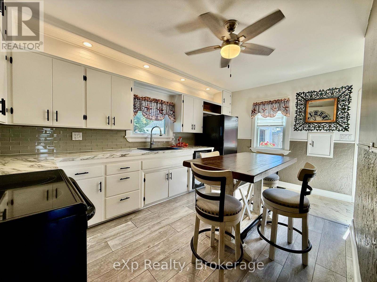 Hanover, ON N4N2R2,251 11TH AVENUE