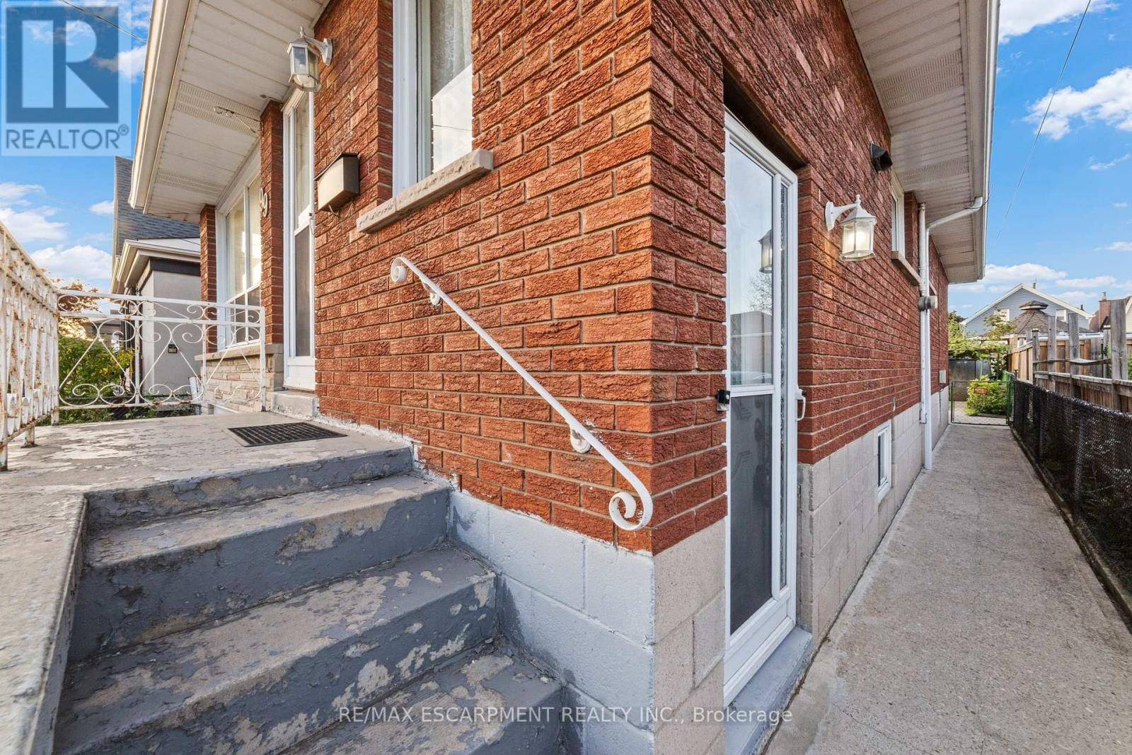 Hamilton (crown Point), ON L8H2C6,99 EDINBURGH AVENUE