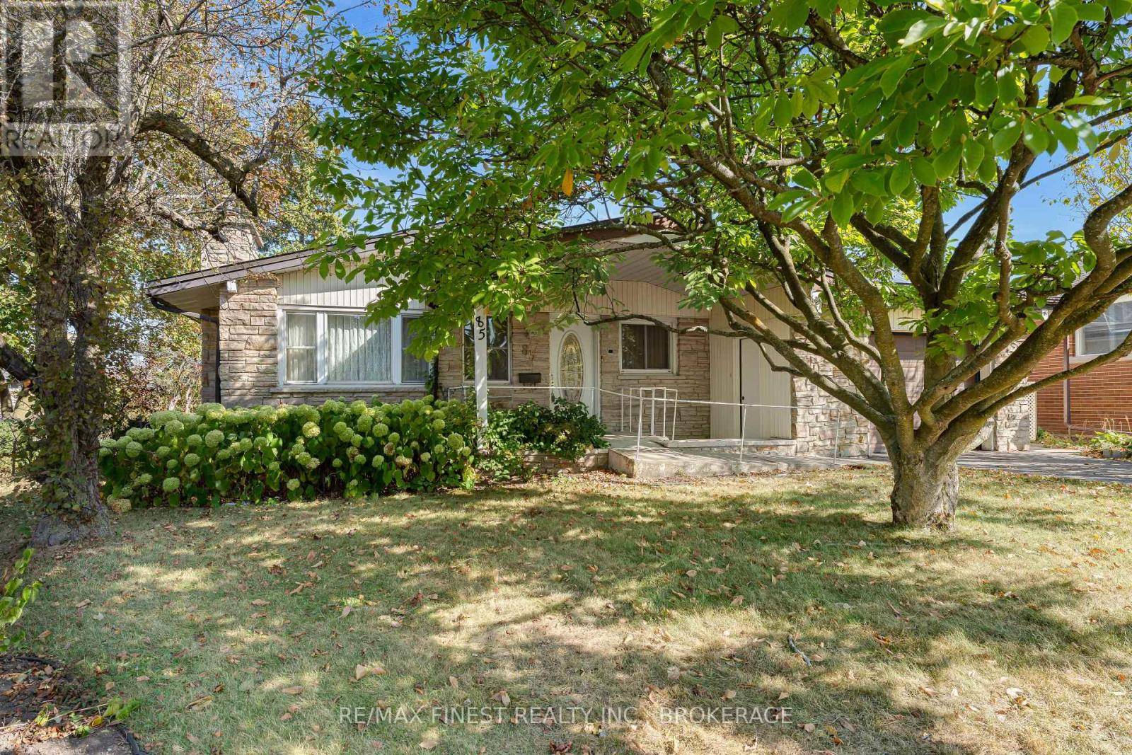 Kingston (central City West), ON K7M2V7,85 HOLLAND CRESCENT