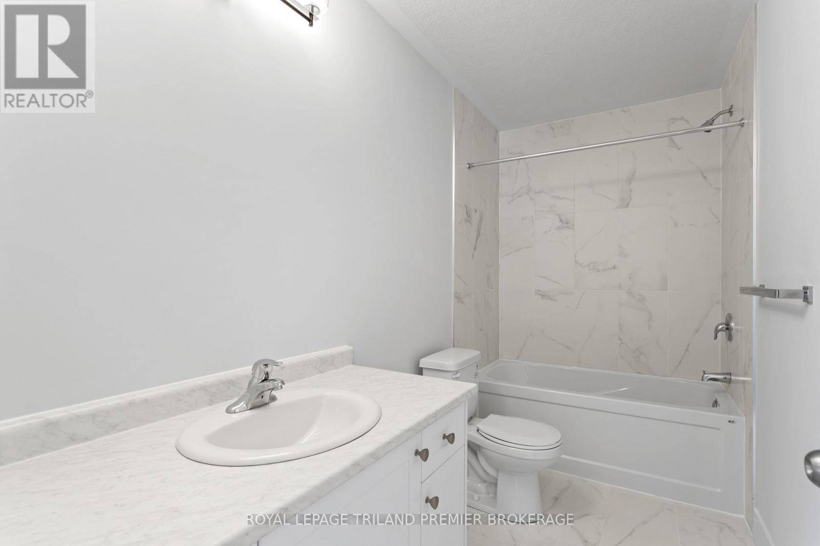 London South (south U), ON N6M1G4,1585 CHICKADEE TRAIL