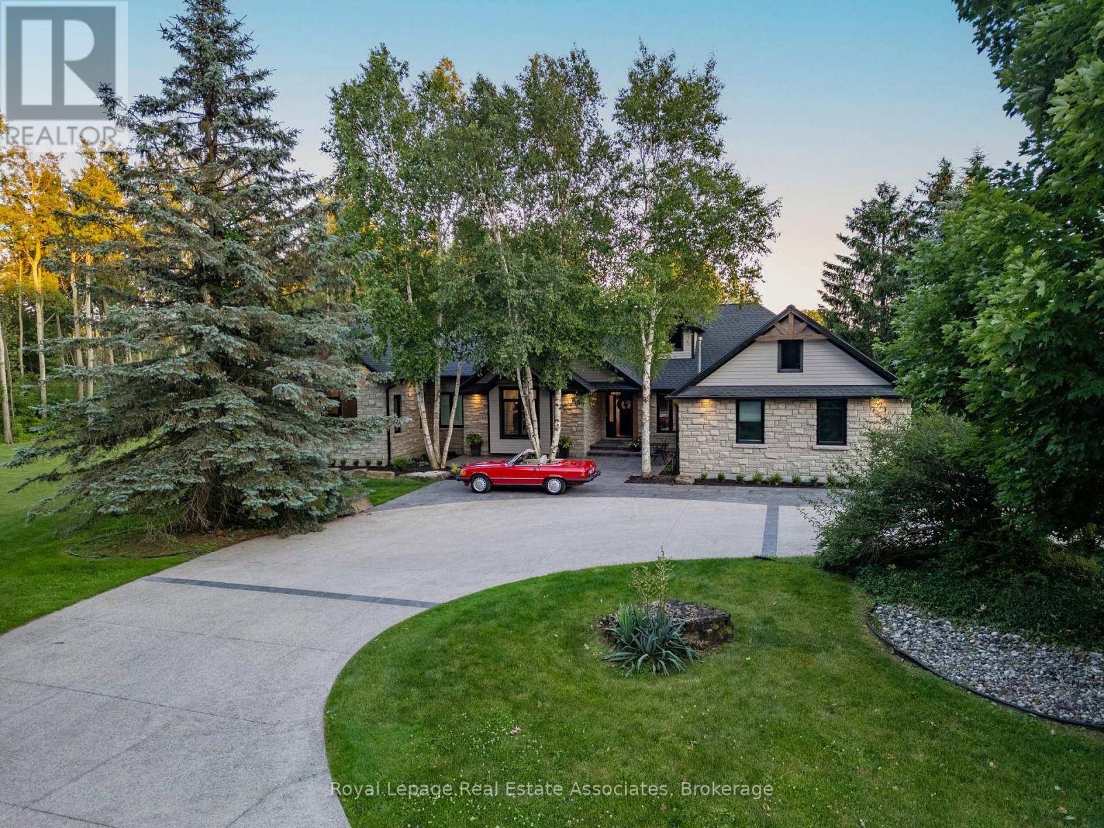 Hamilton, ON L8B1H8,102 CONCESSION 11 E