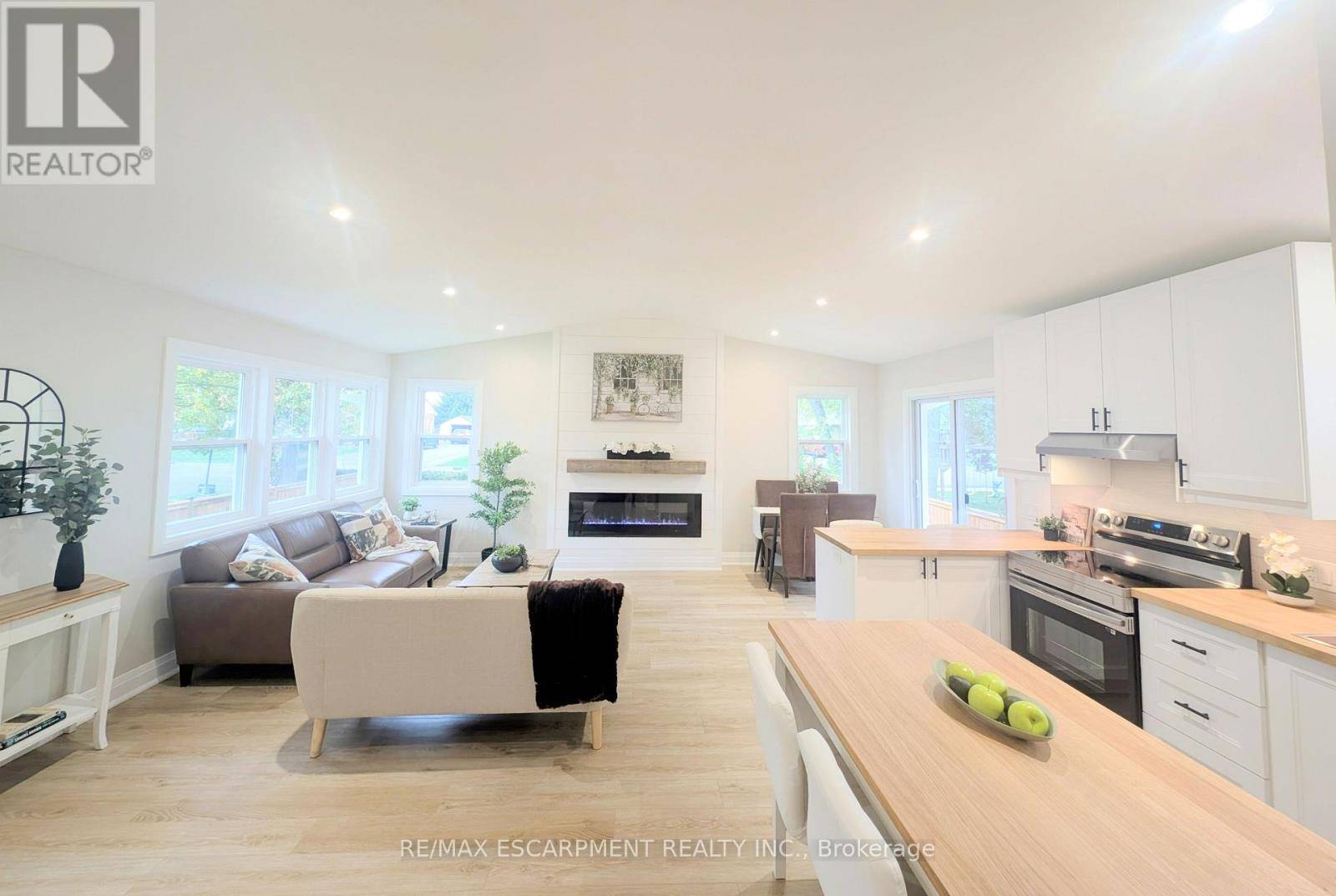 Welland (n. Welland), ON L3C1M8,52 VALENCOURT DRIVE