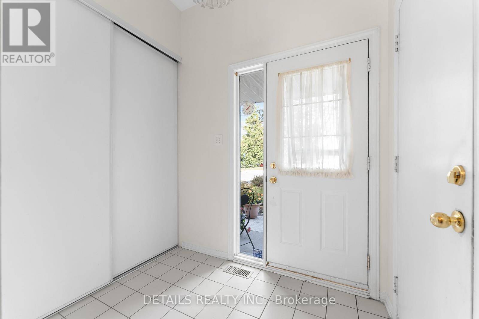 Ottawa, ON K2M2M7,32 CROWNRIDGE DRIVE