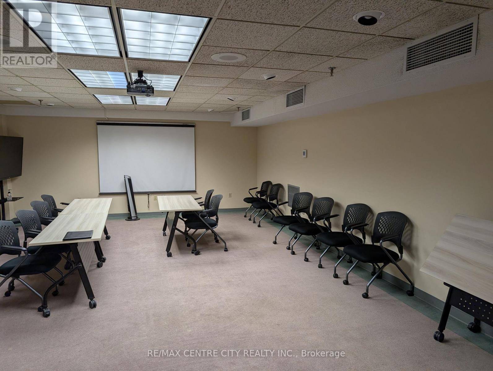 London East (east K), ON N6B1V5,379 Dundas ST #Remarks