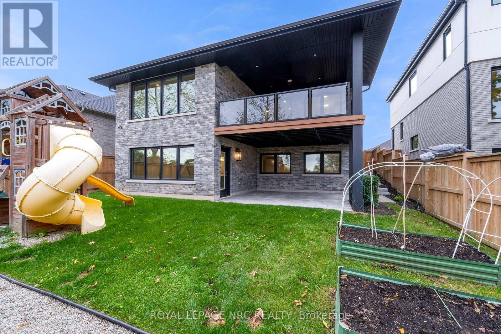 Thorold (hurricane/merrittville), ON L2V0E9,21 SINGER STREET