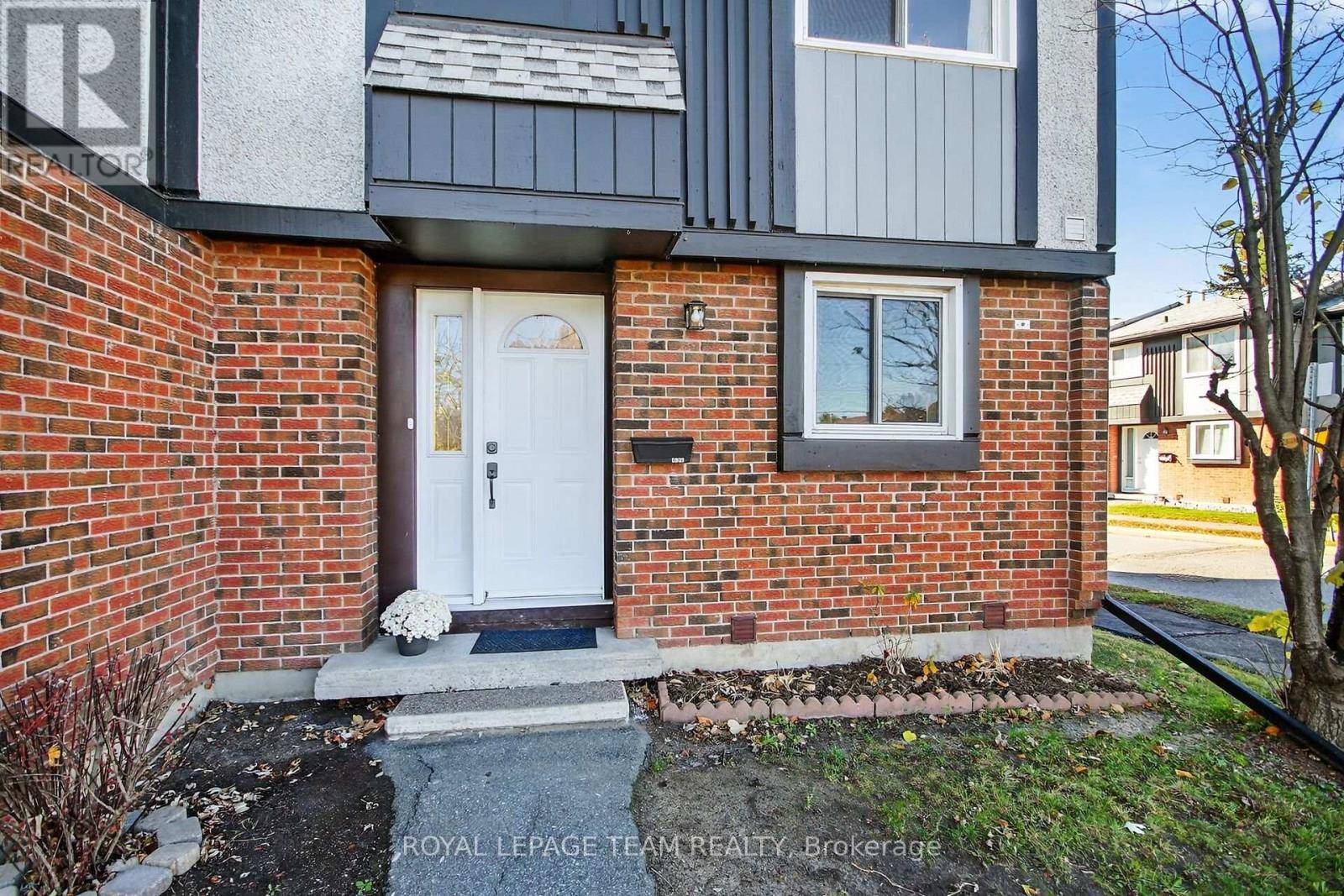 Ottawa, ON K2H8A6,434 Moodie DR #A