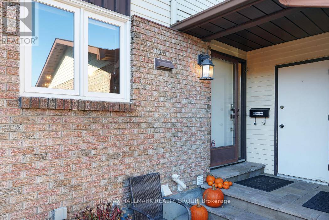 Ottawa, ON K1B5B4,2534 SOUTHVALE CRESCENT