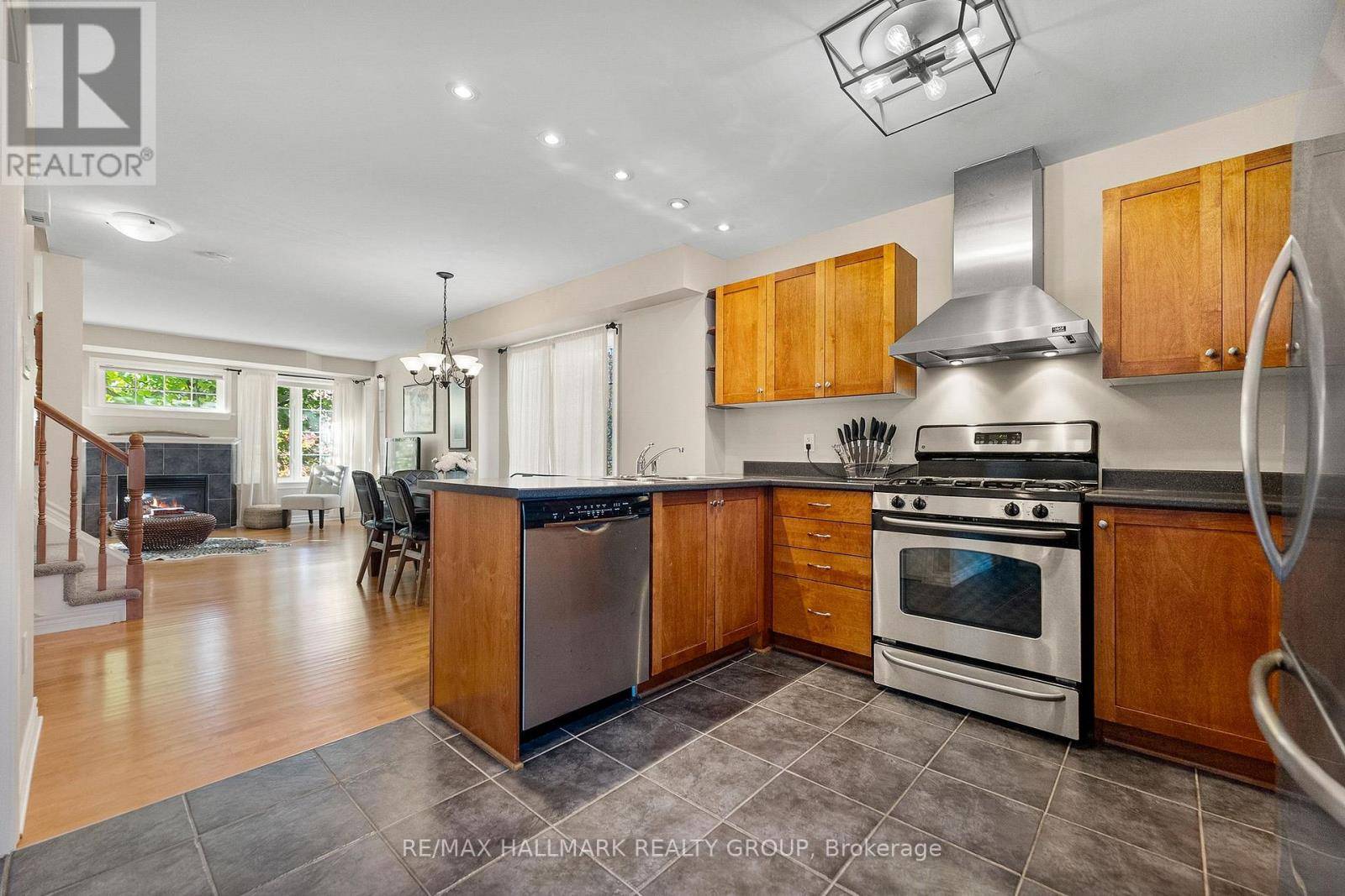 Ottawa, ON K2B5L1,440 EDGEWORTH AVENUE