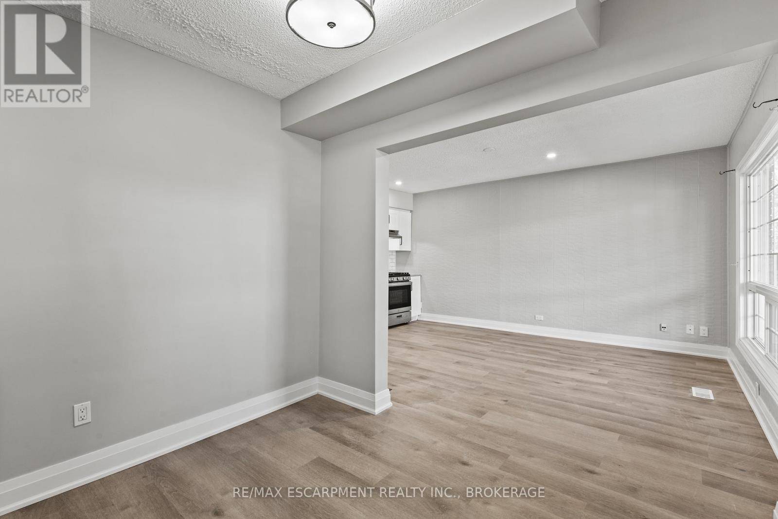 Welland (prince Charles), ON L3C4L8,15 MCCORMICK STREET