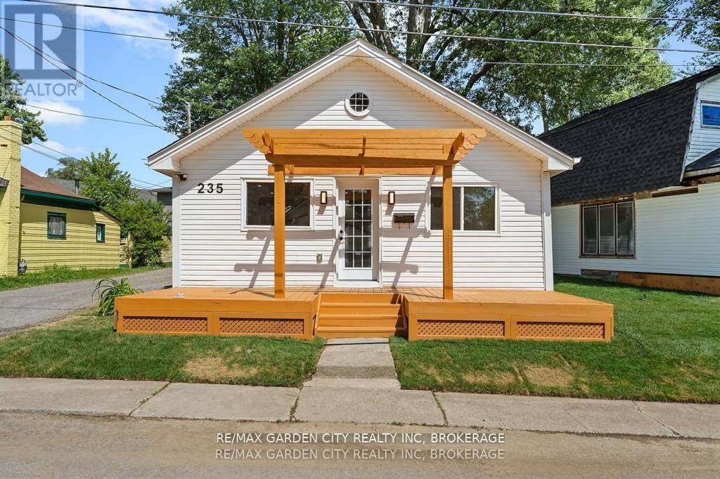 Fort Erie (crystal Beach), ON L0S1B0,235 LINCOLN ROAD W