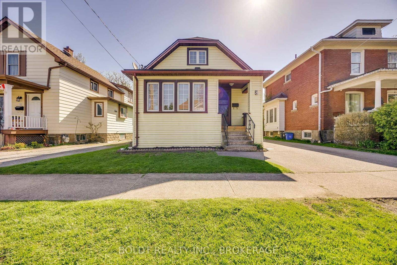 St. Catharines (e. Chester), ON L2P3B8,8 CHELSEA STREET