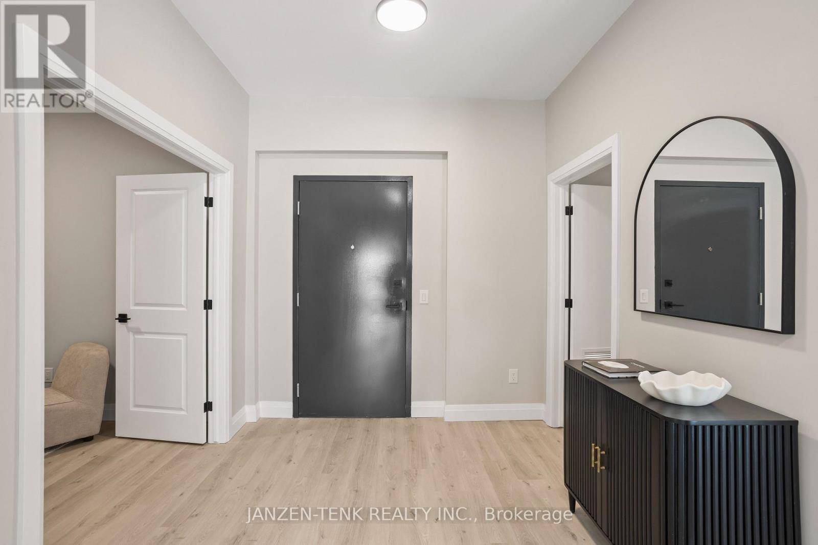 Lucan Biddulph (lucan), ON N0M2J0,33318 Richmond ST #408