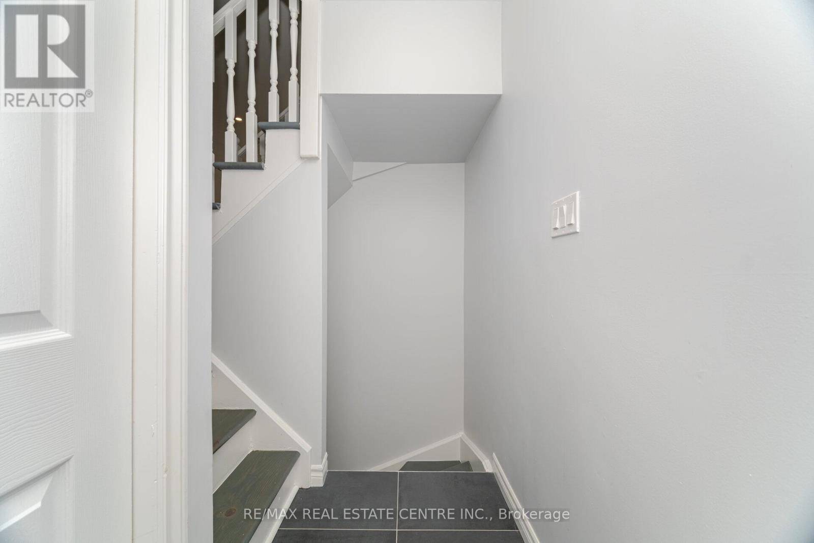 St. Catharines (fairview), ON L2M4S9,233B VINE STREET