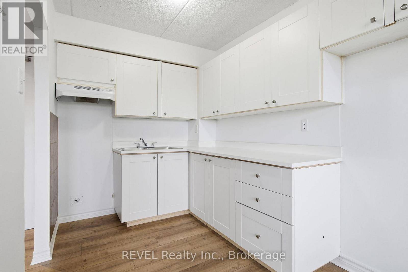 St. Catharines (haig), ON L2R1N9,19 Manchester AVE #301