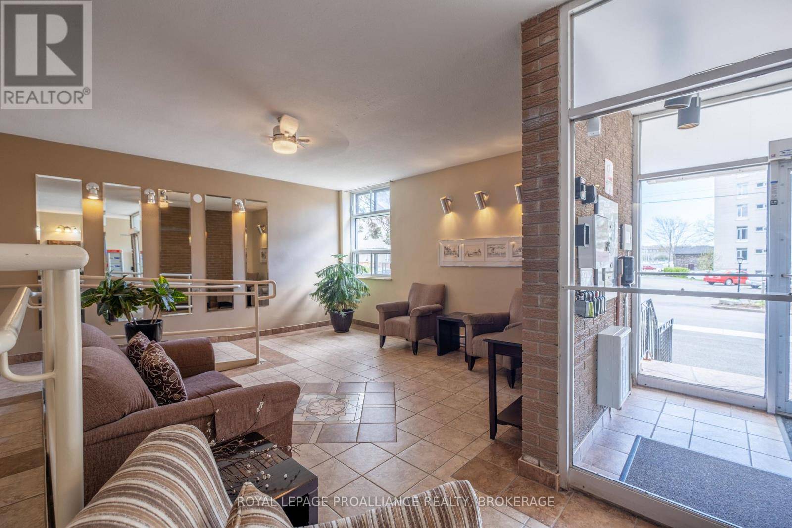 Kingston (central City West), ON K7M1K1,2 Mowat AVE #501