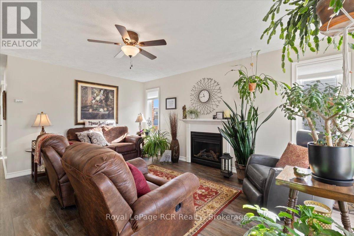 Hanover, ON N4N3V3,219 16TH AVENUE CRESCENT