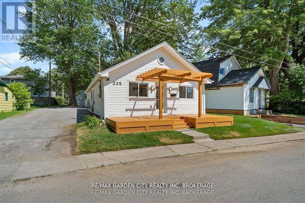 Fort Erie (crystal Beach), ON L0S1B0,235 LINCOLN ROAD W