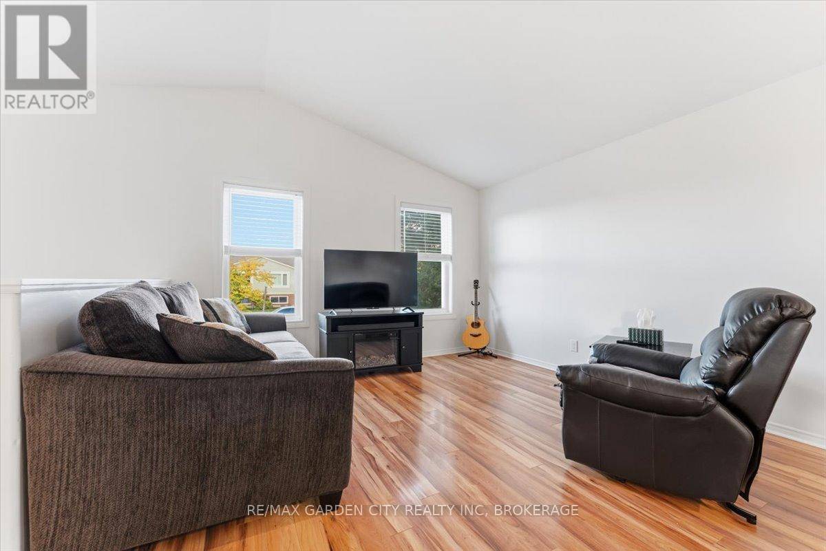 St. Catharines (rykert/vansickle), ON L2S3T7,4 South FOX TRAIL DR #Main