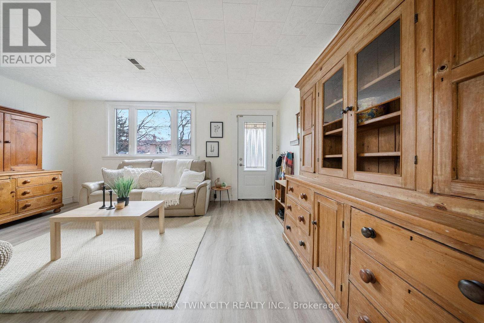 Brantford, ON N3T2B1,68 OAK STREET