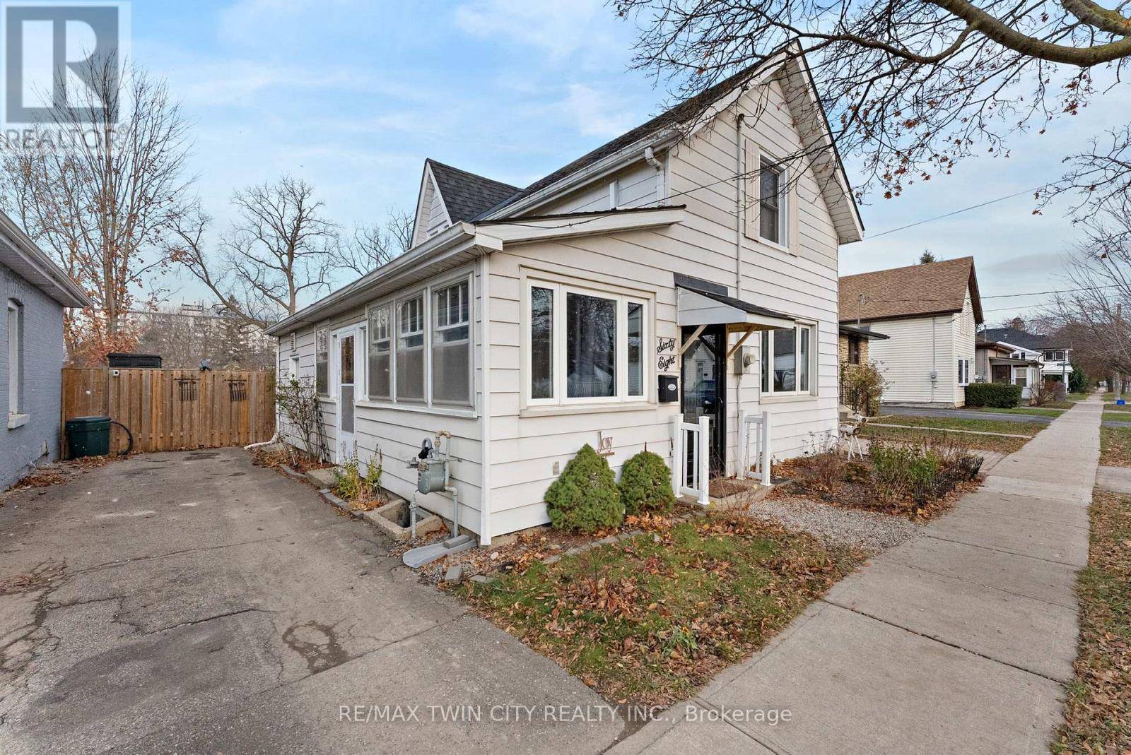 Brantford, ON N3T2B1,68 OAK STREET