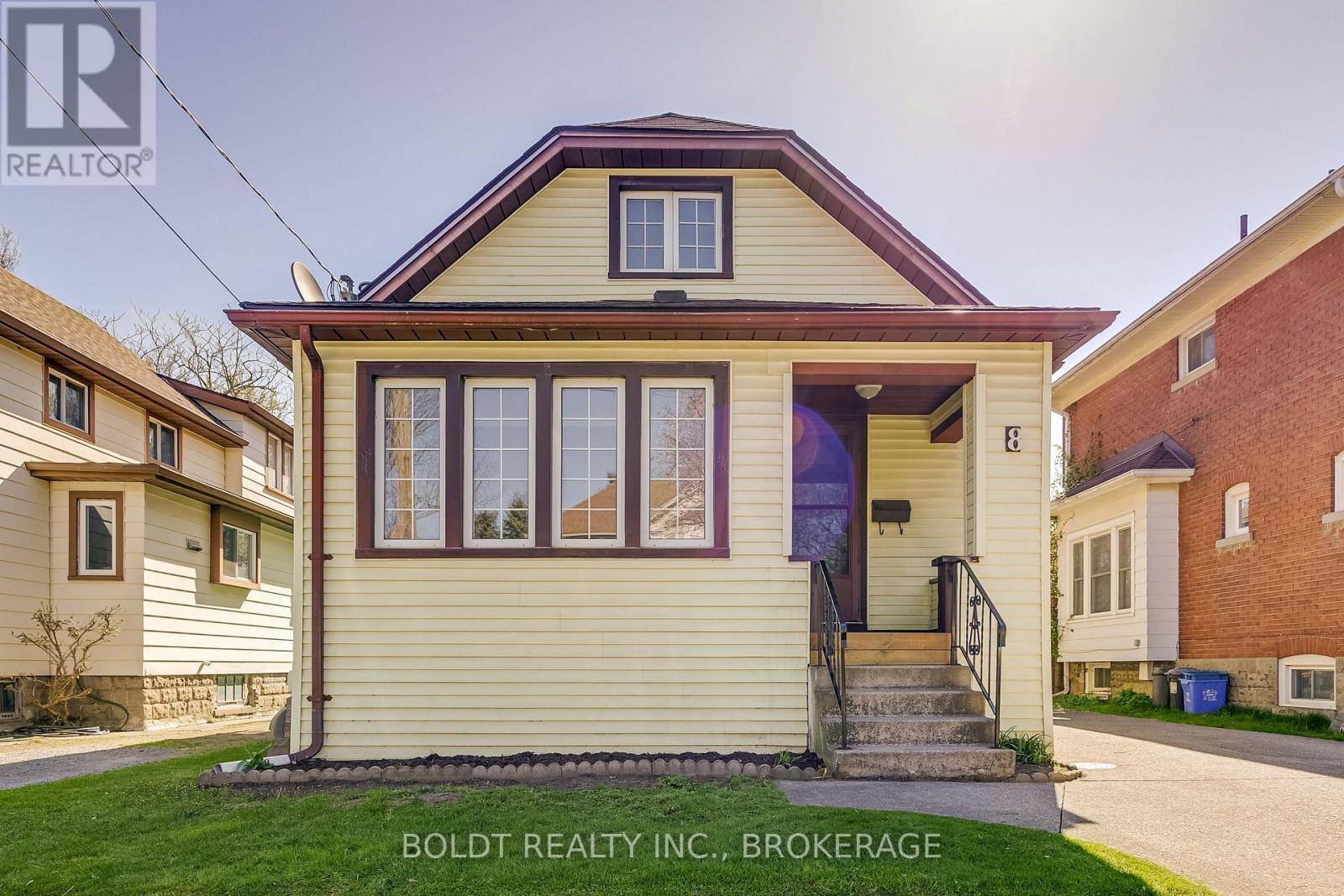 St. Catharines (e. Chester), ON L2P3B8,8 CHELSEA STREET