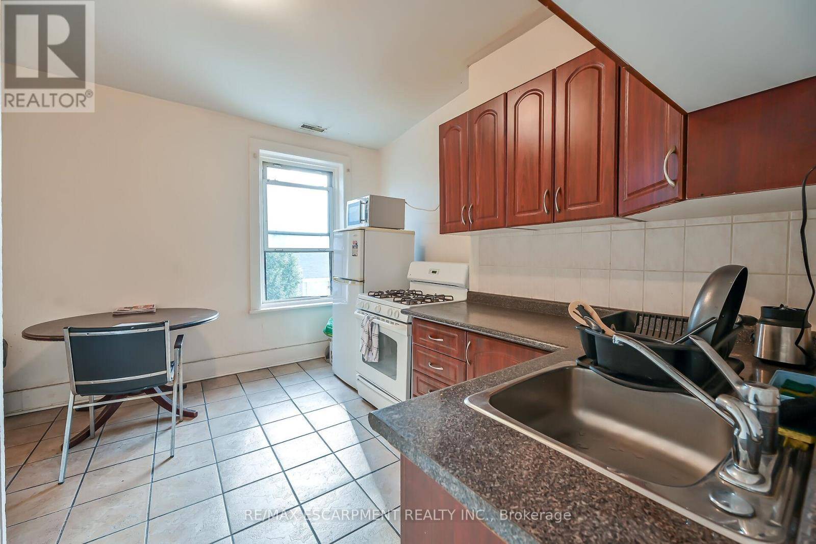 Hamilton (strathcona), ON L8P1B7,428 KING STREET W