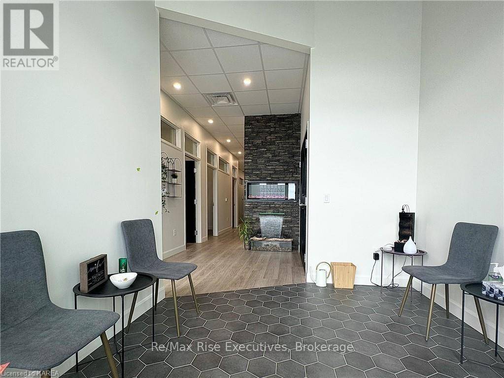 Kingston (city Northwest), ON K7P0K4,5-1315 CENTENNIAL DR #Room 1