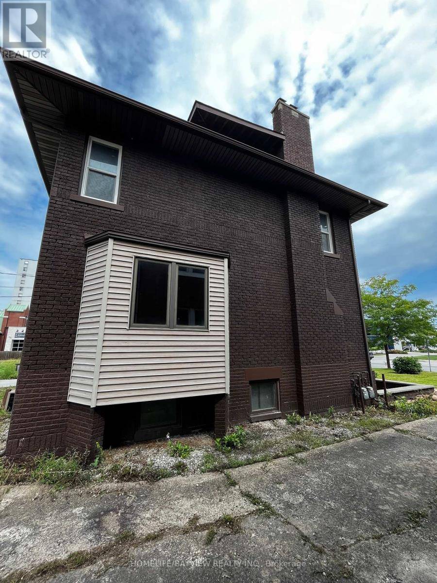 Windsor, ON N8X1K5,1575 OUELLETTE AVE AVENUE N