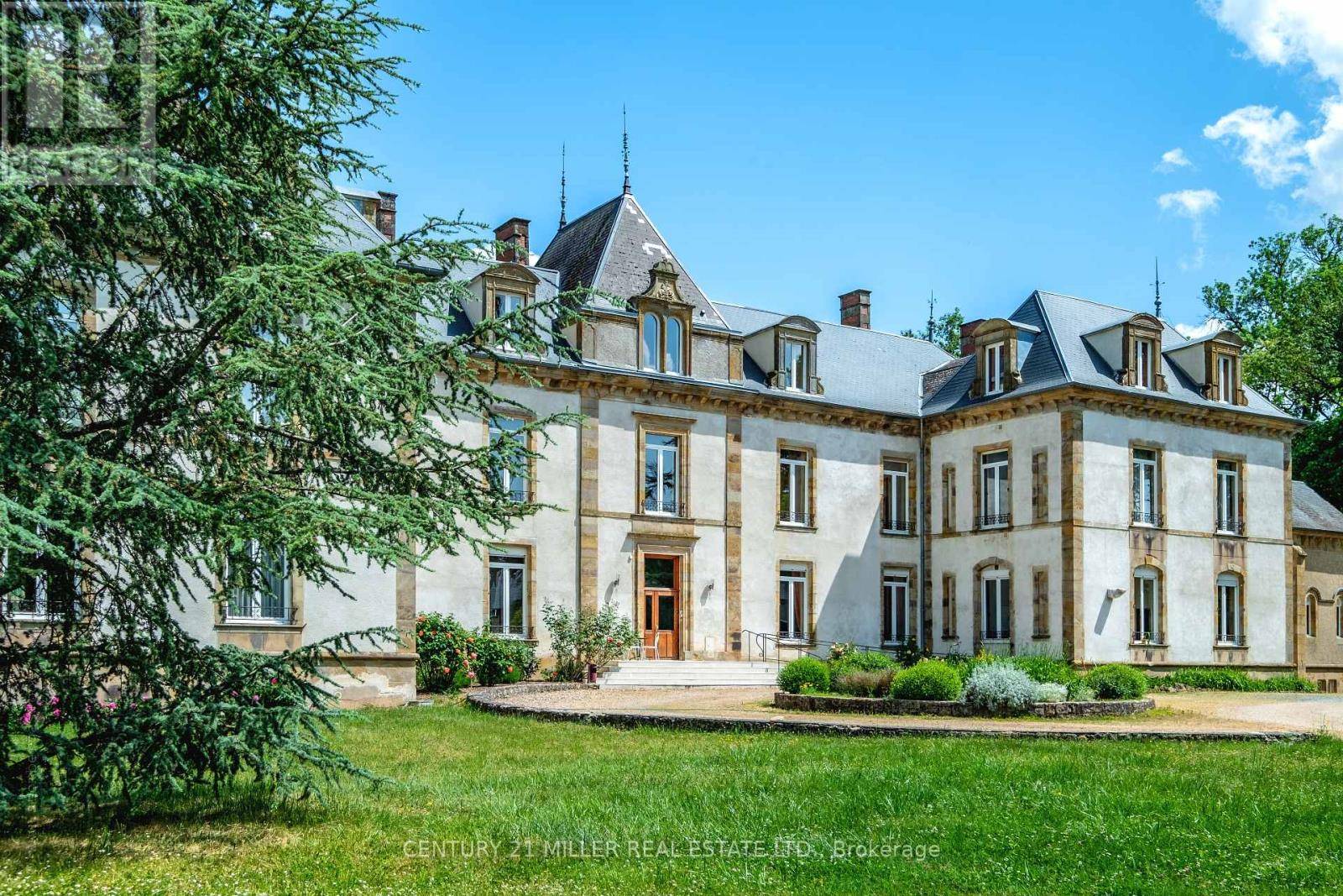 France, ON,58720 CHATEAU DU CHENE