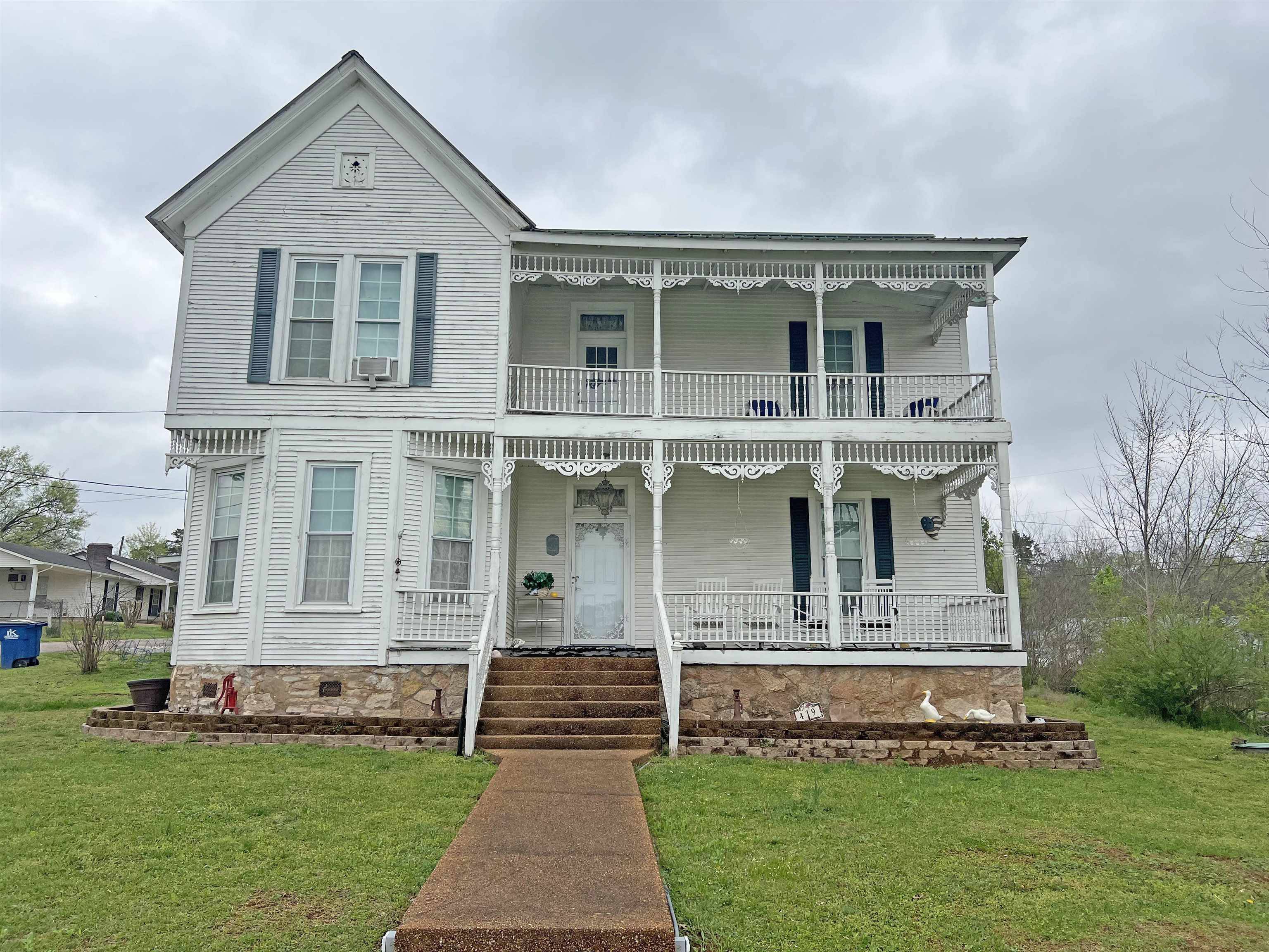 Clifton, TN 38425,419 MAIN ST