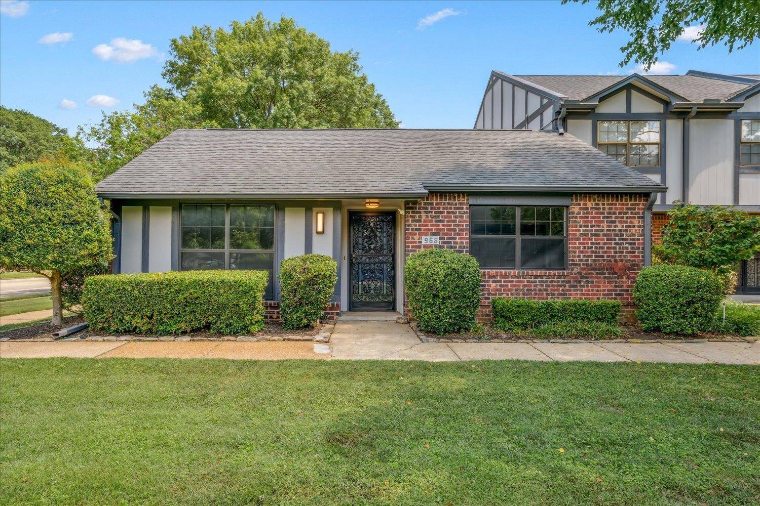 Memphis, TN 38117,968 RUSTLING OAKS CIR