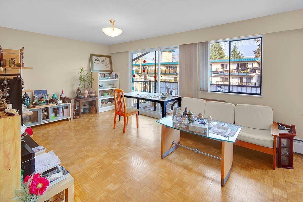 North Vancouver, BC V7L 2Y8,160 E 19TH ST #209