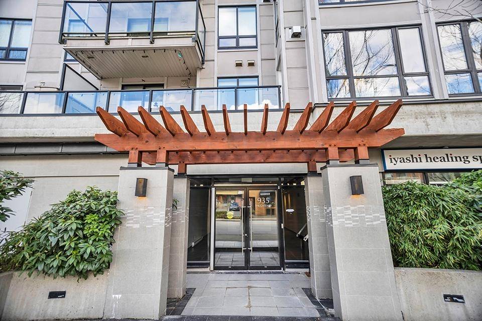 North Vancouver, BC V7P 1R2,935 W 16TH ST #302