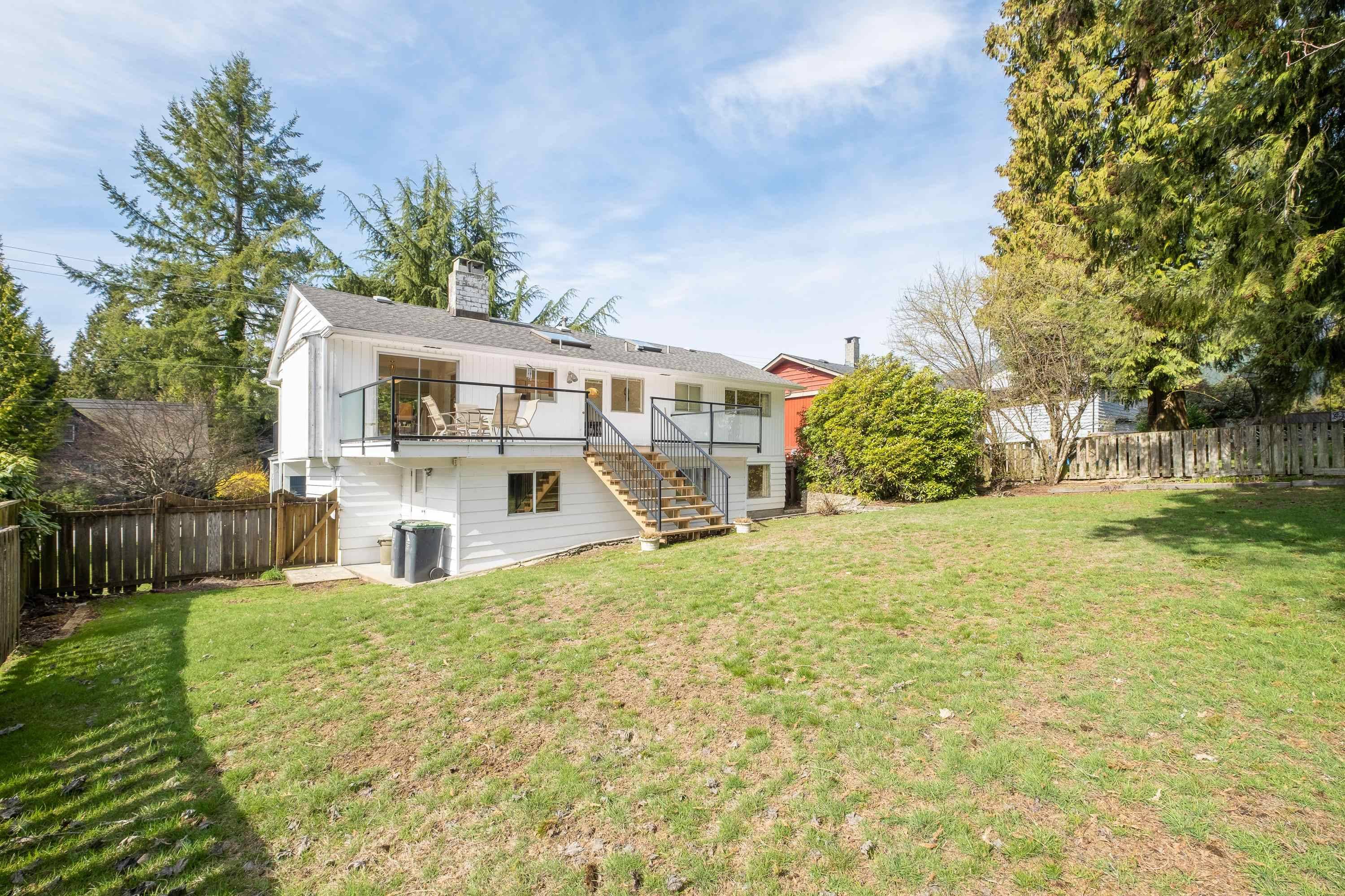 North Vancouver, BC V7J 3A7,2728 HOSKINS RD