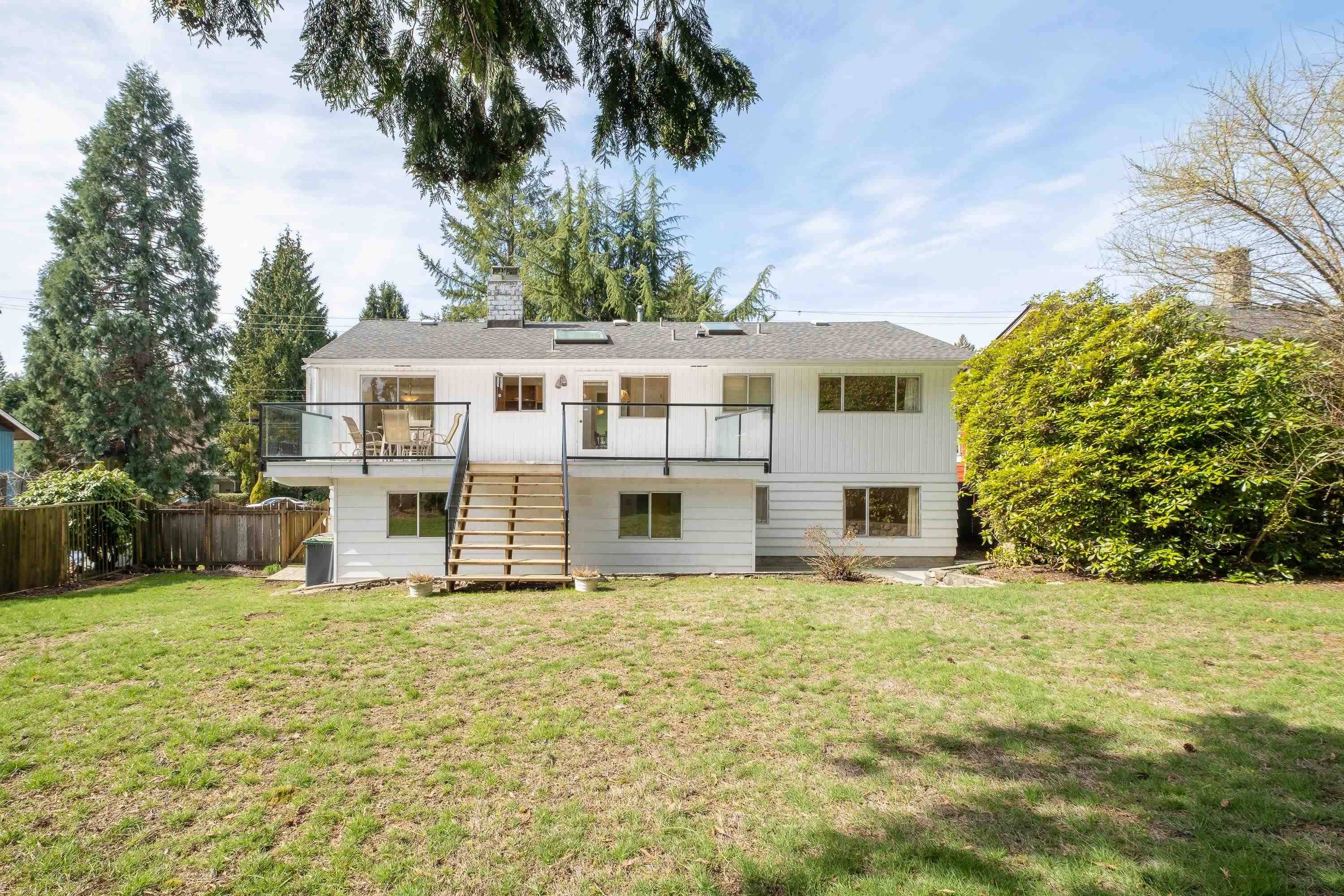 North Vancouver, BC V7J 3A7,2728 HOSKINS RD