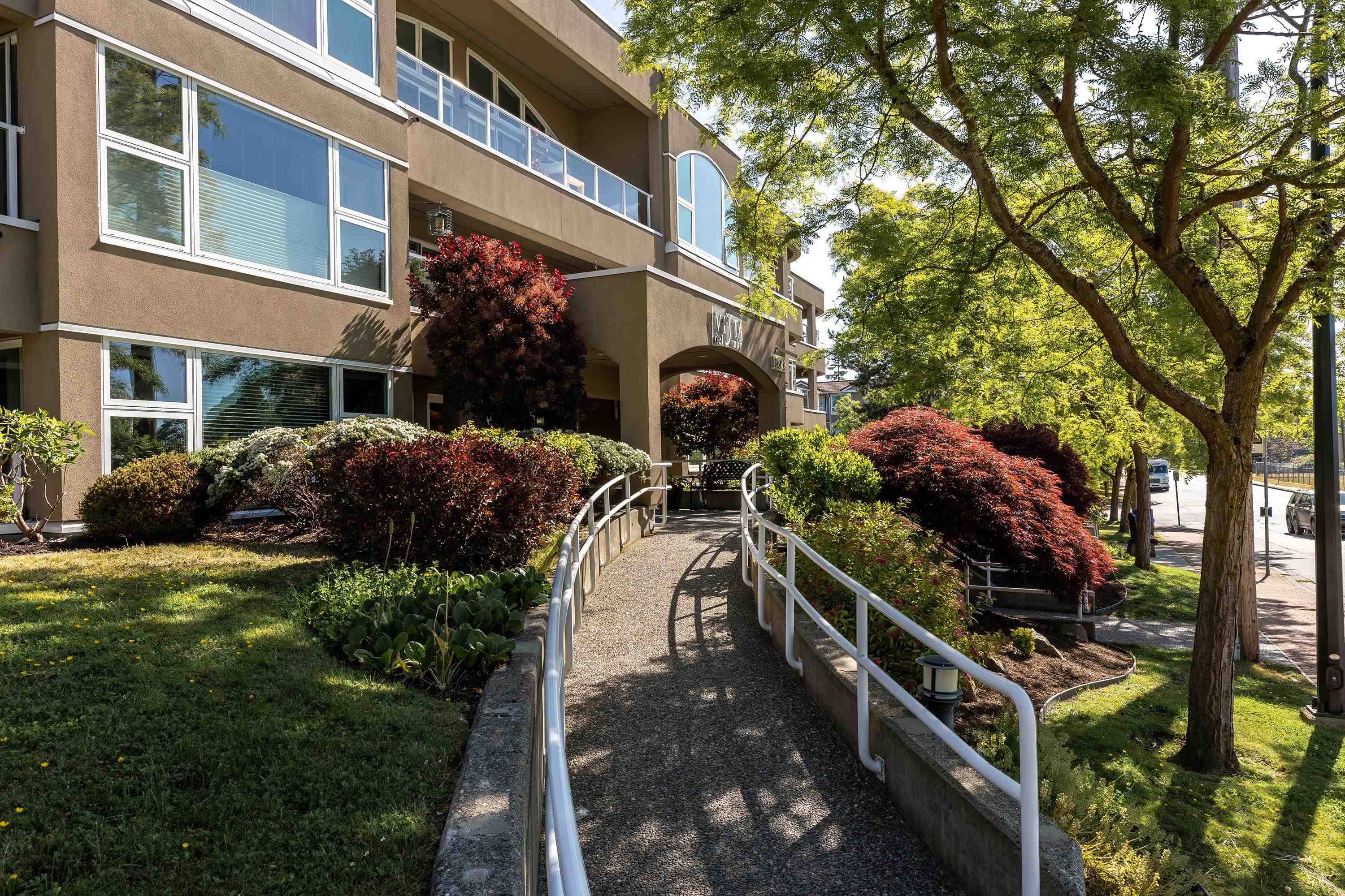 White Rock, BC V4B 1E7,15809 MARINE DR #302