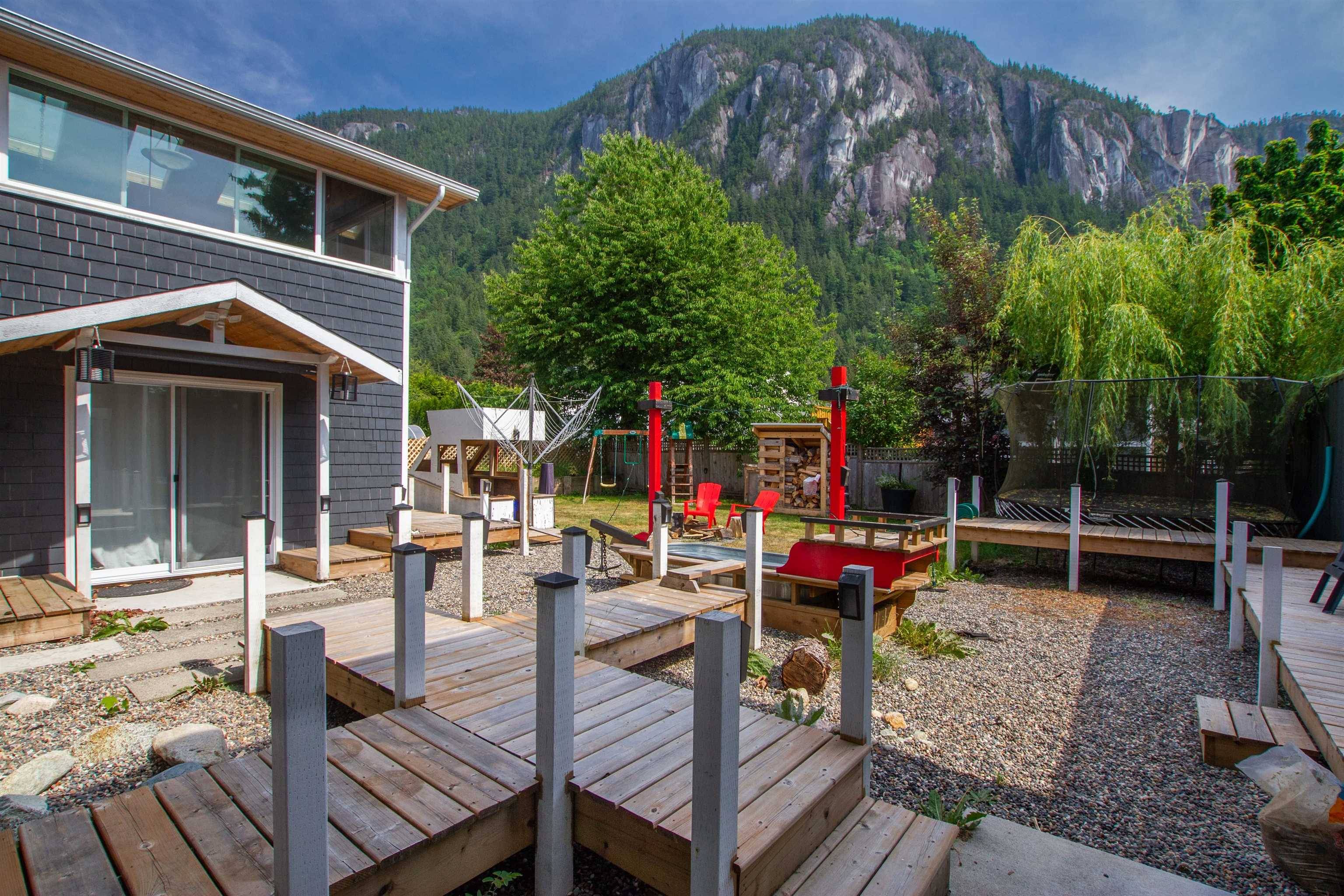 Squamish, BC V8B 0W9,38302 HEMLOCK AVE